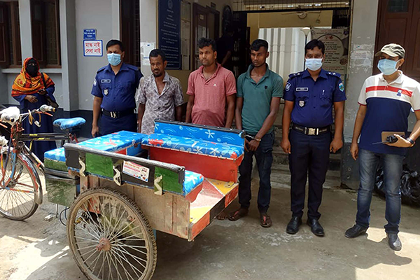 অটোভ্যান ছিনিয়ে নিতে বন্ধুকে হত্যা, গ্রেফতার ৩