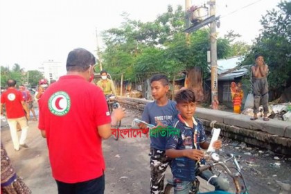 বাগেরহাটে অক্সিজেন সিলিন্ডার দিচ্ছে রেড ক্রিসেন্ট 