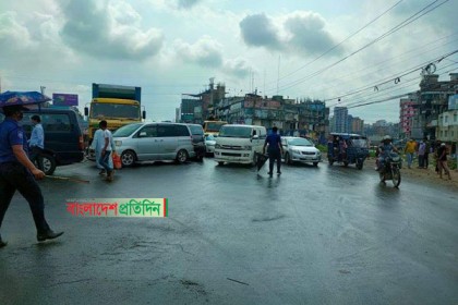 লকডাউন বাস্তবায়নে শিমরাইল মোড়ে কঠোর অবস্থানে পুলিশ