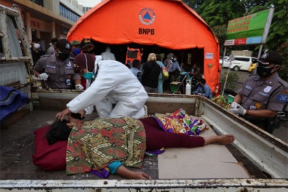 
তিল ধারণের ঠাঁই নেই ইন্দোনেশিয়ার হাসপাতালগুলোতে, তাঁবু খাটিয়ে চলছে চিকিৎসা