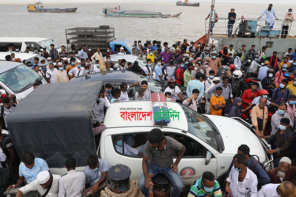 ‘সর্বাত্মক লকডাউন’ সামনে রেখে গাদাগাদি করে বাড়ি ফিরছে মানুষ