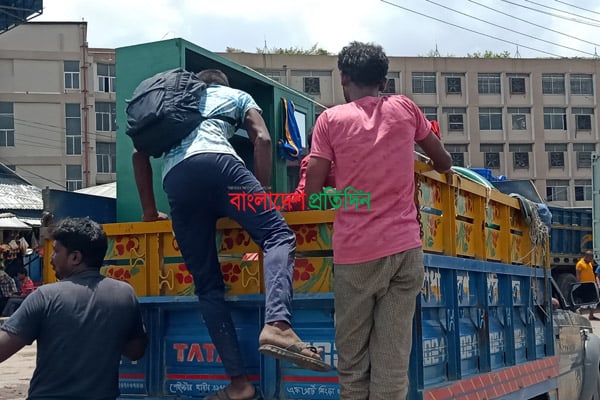 ঢাকা-টাঙ্গাইল মহাসড়কে যাত্রীদের উপচে পড়া ভিড়