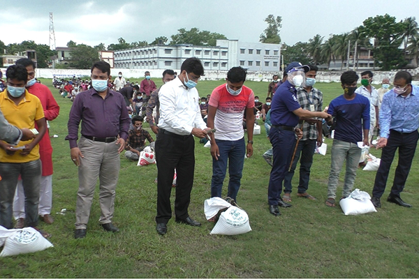 ঝিনাইদহে ইজিবাইক চালকদের মাঝে খাদ্যসামগ্রী বিতরণ