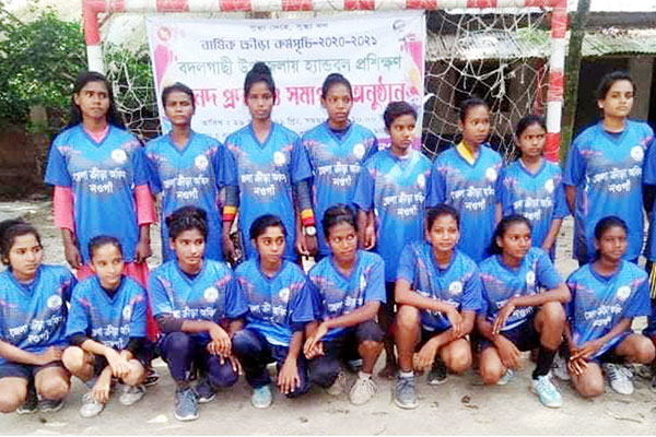 নওগাঁয় মাসব্যাপী হ্যান্ডবল প্রশিক্ষণের সনদপত্র বিতরণ
