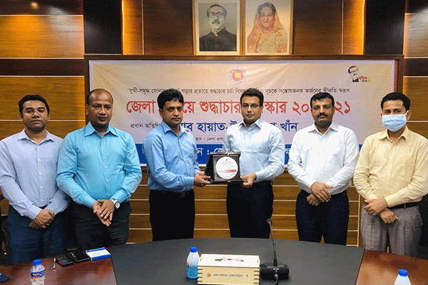 ব্রাহ্মণবাড়িয়ায় শুদ্ধাচার পুরস্কার পেলেন চারজন