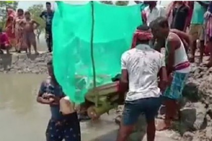 এই যুগেও সাপে কাটা শিশুকে কলার ভেলায় ভাসাল যে দেশের মানুষ

