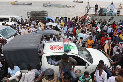 ‘সর্বাত্মক লকডাউন’ সামনে রেখে গাদাগাদি করে বাড়ি ফিরছে মানুষ