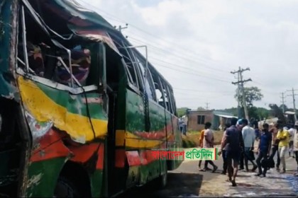 সাভারে কাভার্ড ভ্যানের ধাক্কায় যাত্রীবাহী বাস উল্টে নিহত ১