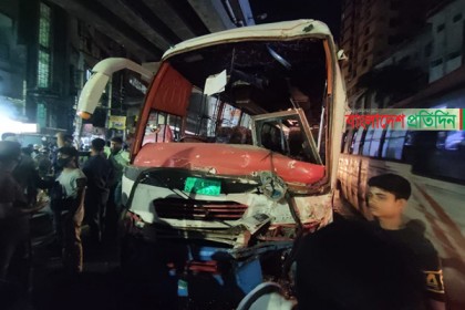 বিস্ফোরণে রাস্তায় থাকা বাসগুলোর কাচও ভেঙে চুরমার