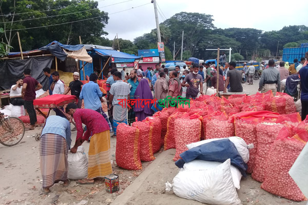 ভাঙ্গায় স্বাস্থ্যবিধি উপেক্ষা করে পেঁয়াজের হাট 