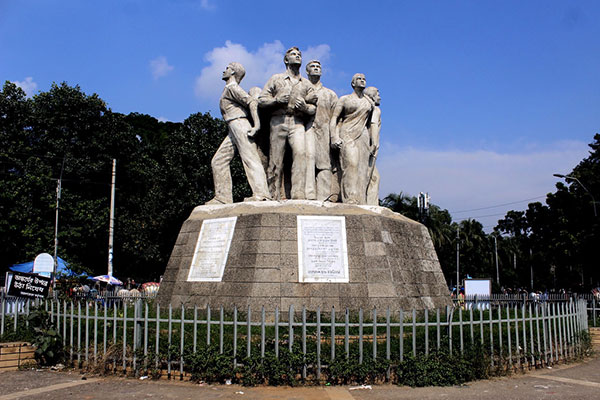 শতবর্ষে ঢাকা বিশ্ববিদ্যালয়ের অবস্থান কোথায়?