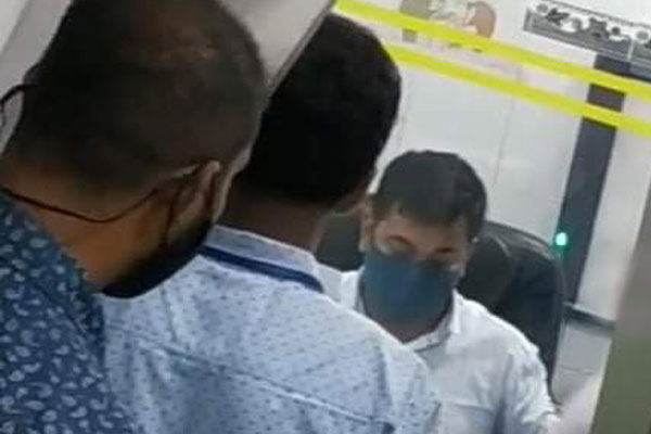 করোনা আক্রান্ত হয়েও রোগী দেখছেন চিকিৎসক!