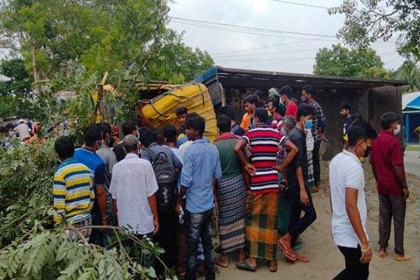 গাংনীতে সড়ক দুর্ঘটনায় ট্রাকের হেলপারের হাত বিচ্ছিন্ন