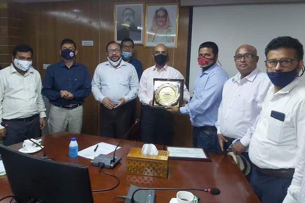 হাই-টেক পার্ক কর্তৃপক্ষের শুদ্ধাচার পুরস্কার পেলেন নরোত্তম পাল ও আনোয়ার হোসেন