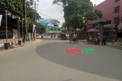 সীমিত লকডাউনের প্রথম দিনে চাঁপাইনবাবগঞ্জে তৎপর পুলিশ