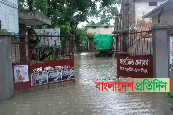 মুষলধারে বৃষ্টিতে ফুলপুরে খাদ্য গুদামে হাঁটুজল 