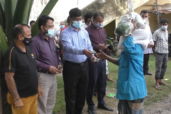 ঝিনাইদহে কর্মহীন শ্রমিকদের উপহার প্রদান 