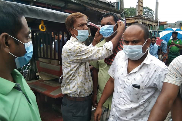 করিমগঞ্জে আওয়ামী লীগ নেতার উদ্যোগে মাস্ক বিতরণ