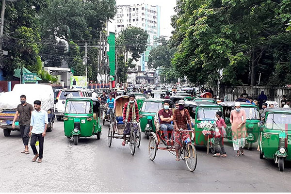 সিলেটে লকডাউনে সিএনজি অটোরিকশার দৌরাত্ম