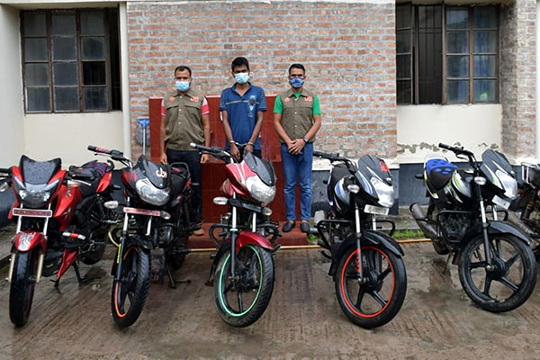 পাবনায় ৬ চোরাই মোটরসাইকেল উদ্ধার, আটক ২