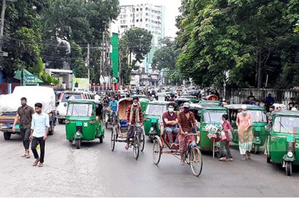 সিলেটে লকডাউনে সিএনজি অটোরিকশার দৌরাত্ম
