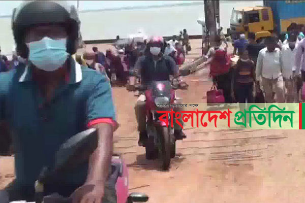 পাটুরিয়া ঘাটে ঘরমুখো মানুষের উপচে পড়া ভিড়
