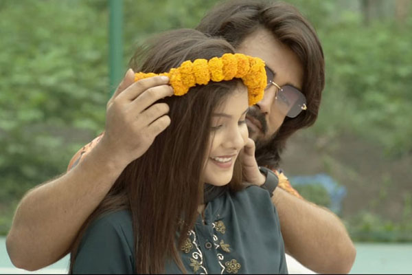 মিউজিক ভিডিও "তোর আকাশে উড়ি"