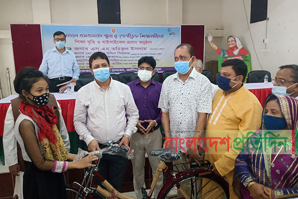 কালিয়াকৈরে ক্ষুদ্র নৃগোষ্ঠী শিক্ষার্থীদের মাঝে সাইকেল বিতরণ
