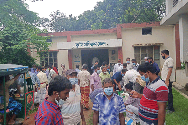 কালিয়াকৈরে কৃষকদের মাঝে সার ও বীজ বিতরণ