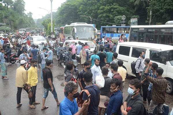চট্টগ্রামে লকডাউন ও বৃষ্টিতে সাধারণ মানুষের ভোগান্তি 