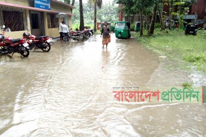 পানিতে ভাসছে বিশ্বনাথ কৃষি অফিসের প্রবেশ পথ