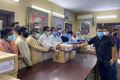 করোনা প্রতিরোধ সামগ্রী বিতরণ আওয়ামী লীগের ত্রাণ কমিটির