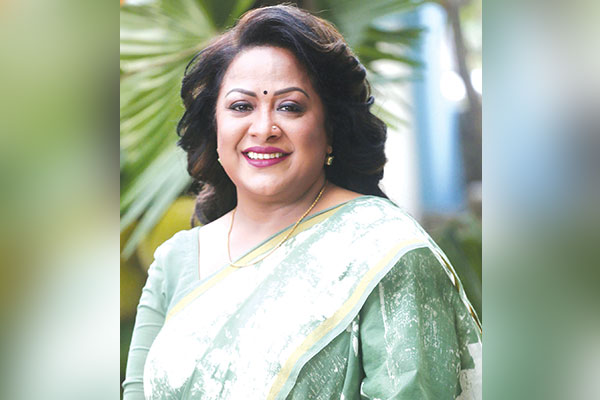 নায়িকা কত টাকা আয় করলে ৫ কোটির গাড়ি, মাসে দু’বার সিঙ্গাপুরে যায়?