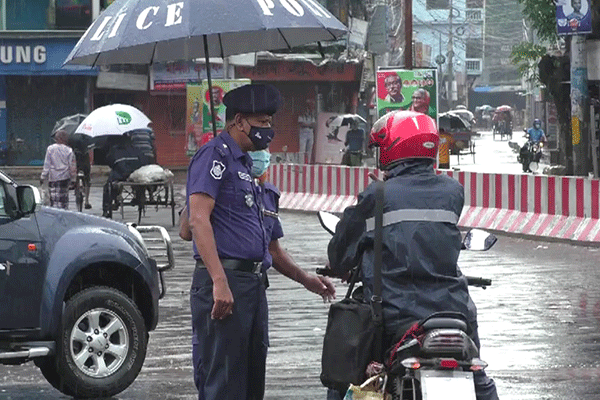 ঝিনাইদহে কঠোর লকডাউনে মাঠে পুলিশ