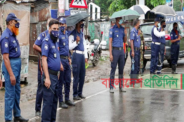 লকডাউন বাস্তবায়নে নওগাঁয় আইনশৃঙ্খলা বাহিনীর টহল