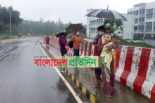 হাসপাতাল থেকে ১০ কিলোমিটার হেঁটে বৃষ্টিতে ভিজে শিশুকে নিয়ে বাড়ি ফিরছে মা!