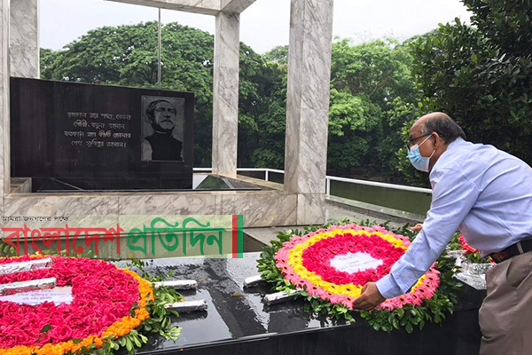 বঙ্গবন্ধুর প্রতিকৃতিতে হাবিপ্রবি’র নতুন উপাচার্যের শ্রদ্ধা 