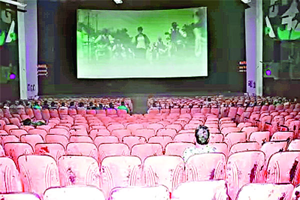 সিনেমা হলের দুর্দশা কাটবে কীভাবে