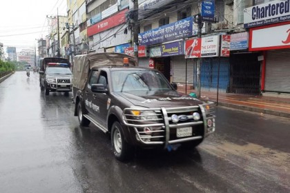 রাজশাহীতে বৃষ্টিতে প্রথম দিনের লকডাউনে ‘পাস’ প্রশাসন
