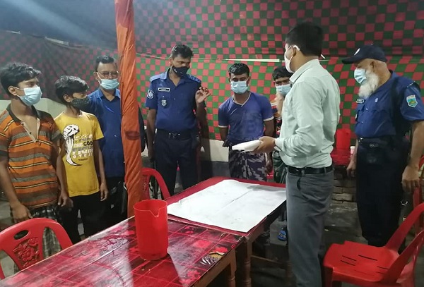 চাঁপাইনবাবগঞ্জে লকডাউনে কঠোর প্রশাসন