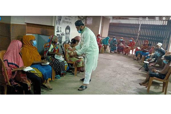 যুবলীগ চেয়ারম্যানের জন্মদিন উপলক্ষে দরিদ্রদের মাঝে খাবার বিতরণ 