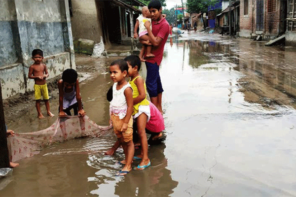 চাঁপাইনবাবগঞ্জে অল্প বৃষ্টিতেই জলাবদ্ধতা