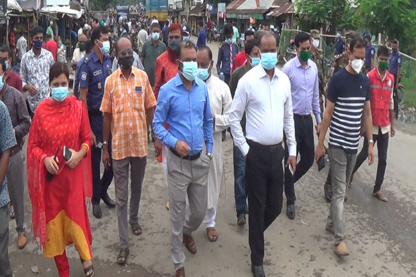 নেত্রকোনায় লকডাউনে কঠোর অবস্থানে প্রশাসন