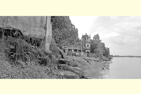 সুরমার ভাঙনে হারিয়ে যাচ্ছে গ্রাম