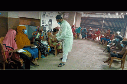যুবলীগ চেয়ারম্যানের জন্মদিন উপলক্ষে দরিদ্রদের মাঝে খাবার বিতরণ 