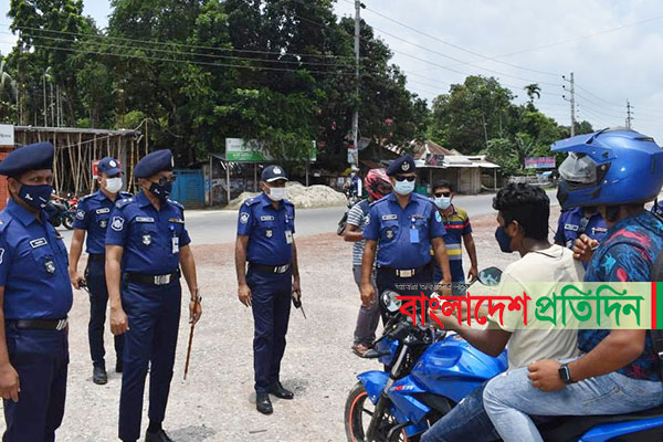 রাজবাড়ীতে বিধিনিষেধ পালনে কঠোর অবস্থানে পুলিশ