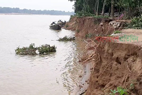 নেত্রকোনার সীমান্তবর্তী সোমেশ্বরীতে নদীতে ভাঙন