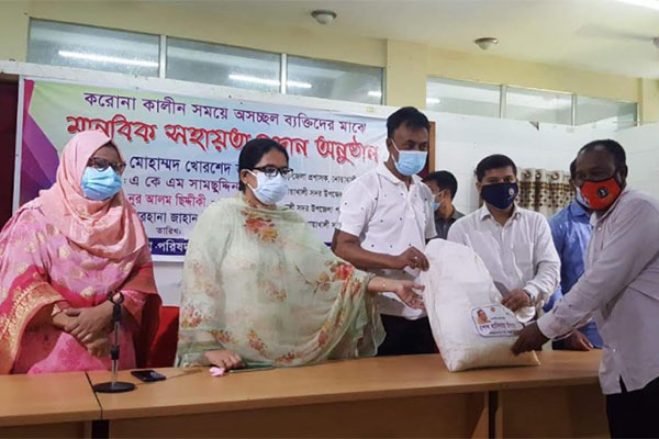 নোয়াখালীতে ৪ শতাধিক পরিবহন শ্রমিকের মাঝে ত্রাণ বিতরণ