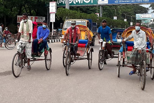 সিলেটের রাস্তায় বেড়েছে মানুষ ও রিকশা