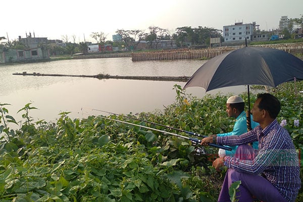 জনপ্রিয় হচ্ছে টিকিট কেটে মাছ ধরা